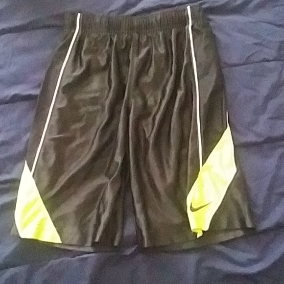 Im selling some cloths that dont fit me anymore. - Picture 7 of 9